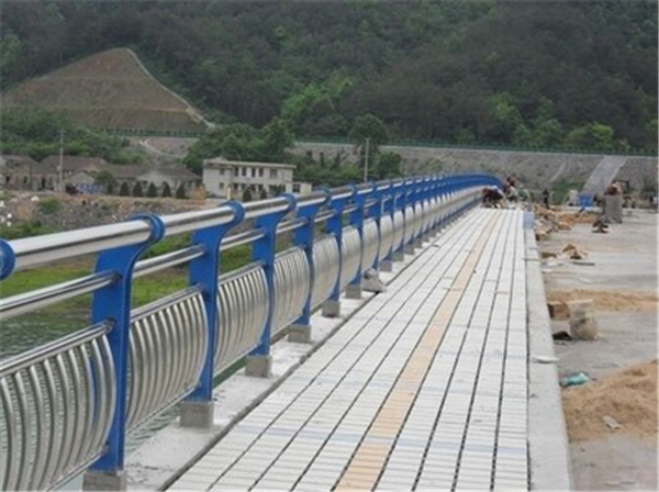 上饶不锈钢桥梁护栏的特性及其在现代建筑中的应用